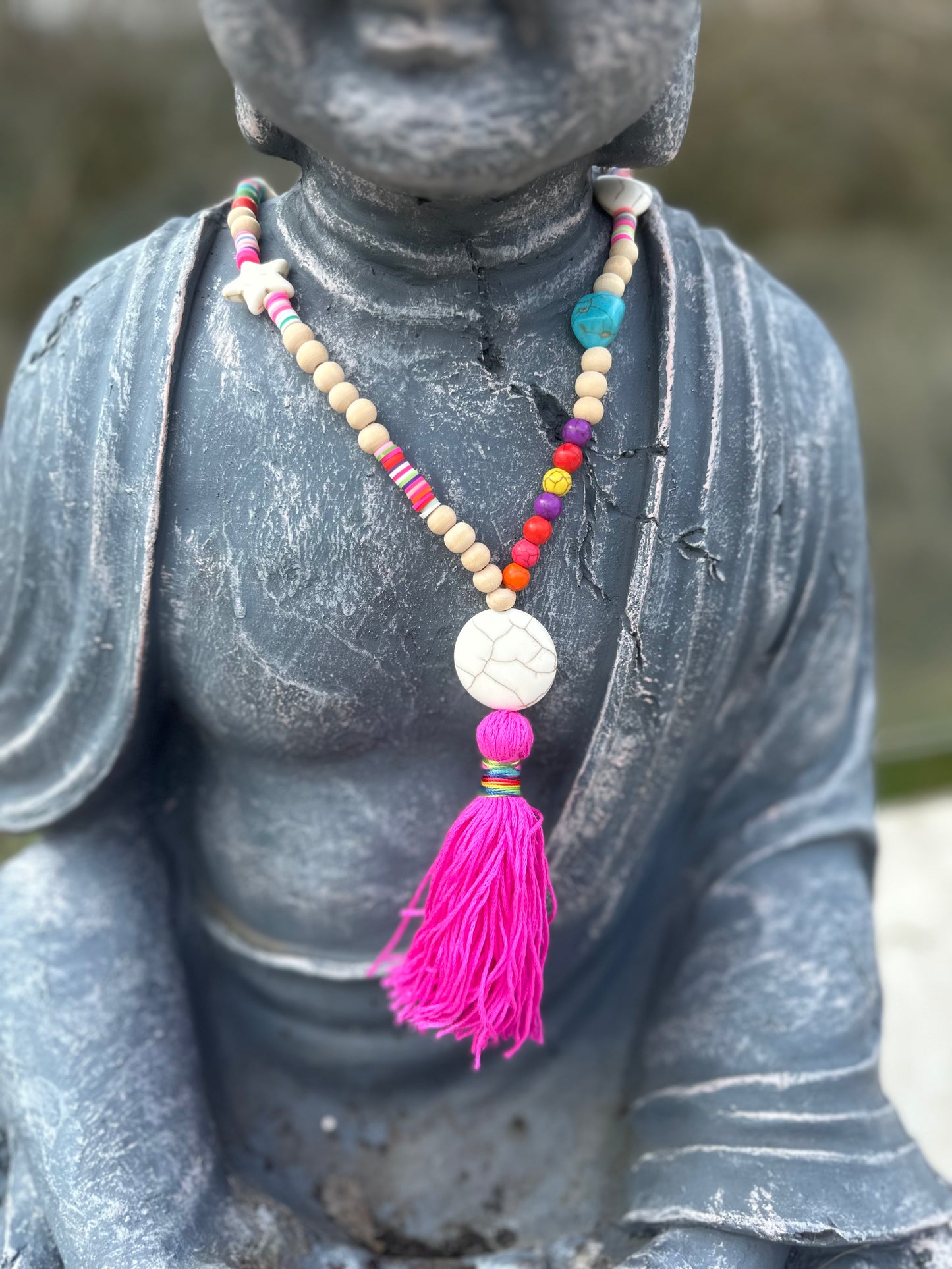 Boho-Quasten Halskette mit bunten Holzperlen